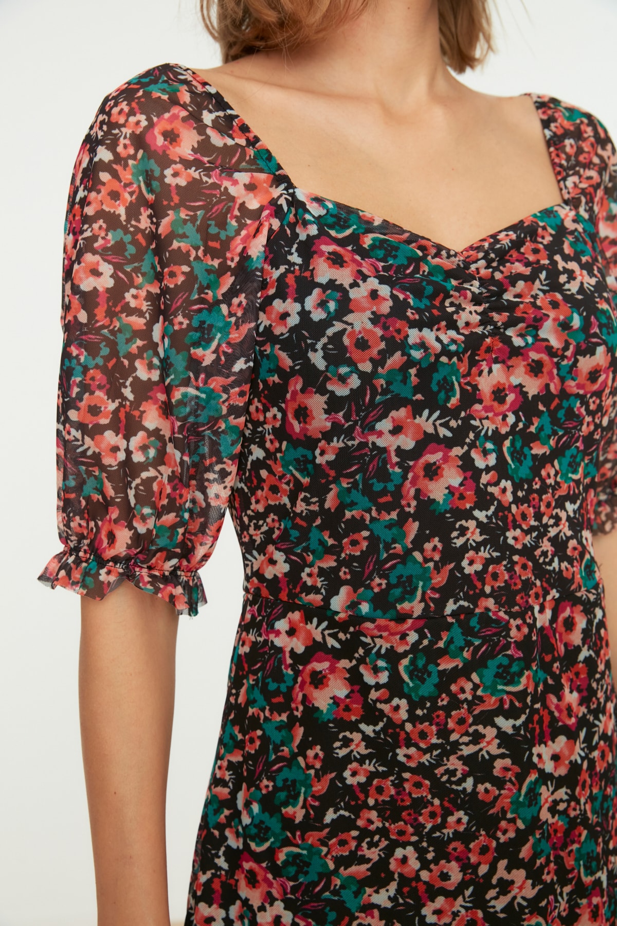 Çok Renkli Çiçek Desenli Kalp Yaka Tül Mini Esnek Örme Elbise TWOSS20EL1690
