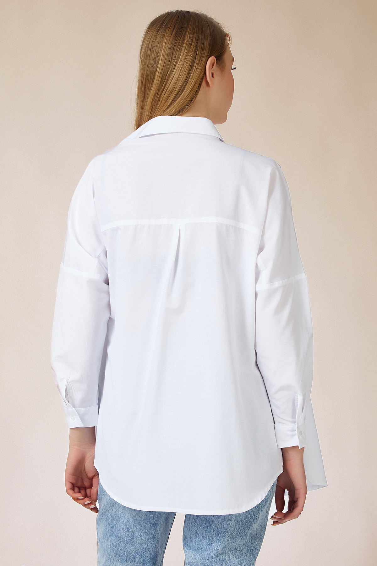 Kadın Beyaz Oversize Uzun Basic Gömlek DD00842